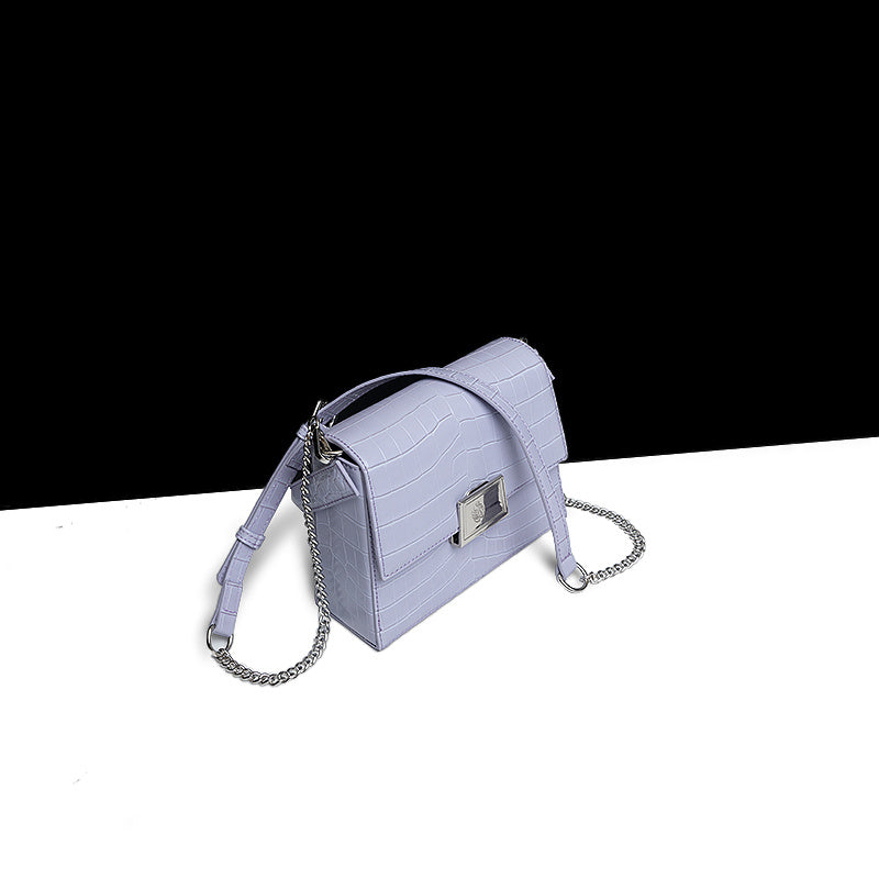 Mila Handtasche aus Rindsleder – Detailansicht Prägung & Griff