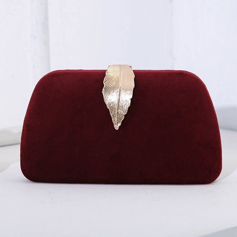 Emma Elegante Kissen-Clutch Frontansicht – Farbvariante Weinrot – Goldene Hardware Angeleyes & Beauty