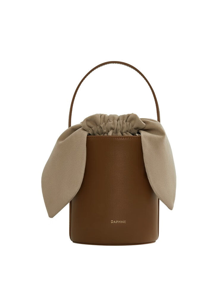 Front ansicht Daphne Schultertasche aus echtem Leder in Zylinderform – Premium Handtasche Echt Leder - Angeleyes & Beauty