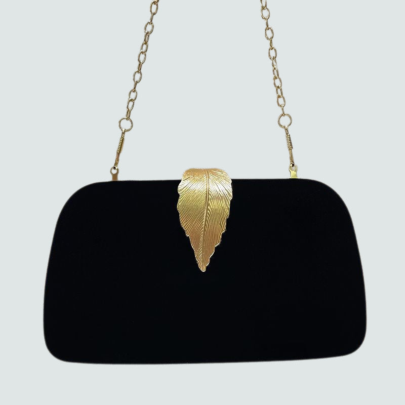 Emma Elegante Kissen-Clutch mit Kettenriemen – Farbvariante Schwarz mit goldene Hardware