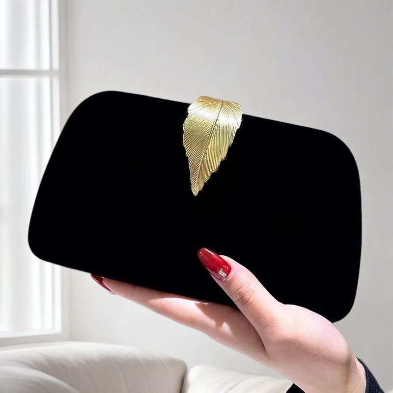 Emma Elegante Kissen-Clutch liegt perfekt in der Hand – Farbvariante Schwarz