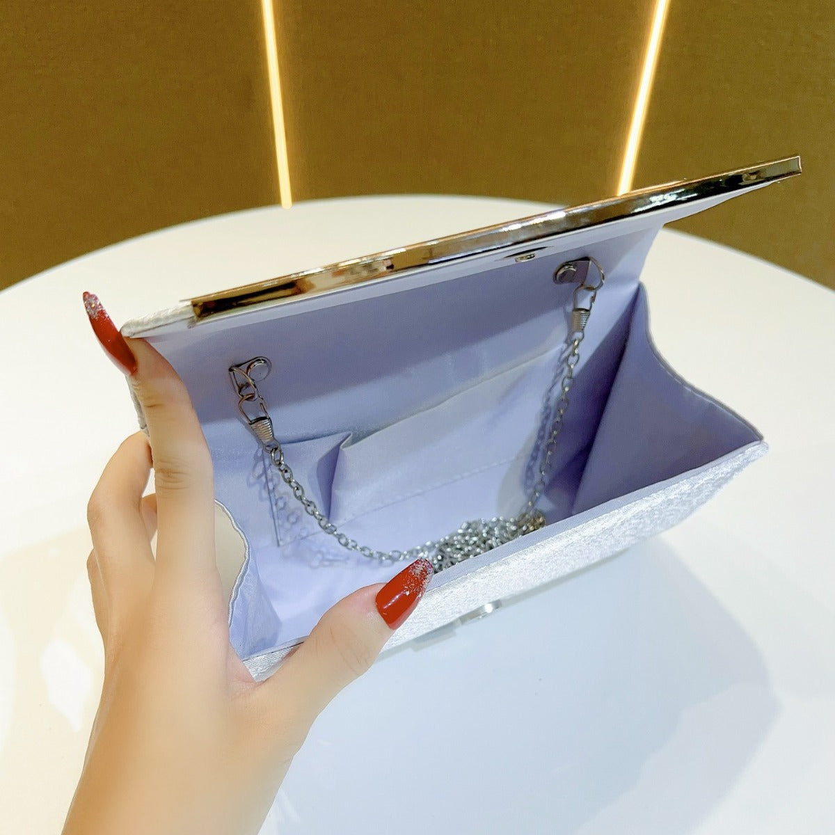 Innen Ansicht Betsy Clutch in Weiss – Elegante Damen-Umhängetasche mit Kette von Angeleyes & Beauty