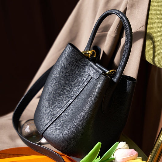 Seiten Ansicht Mariza Beutelasche Echt Leder in Schwarz - Angeleyes & Beauty