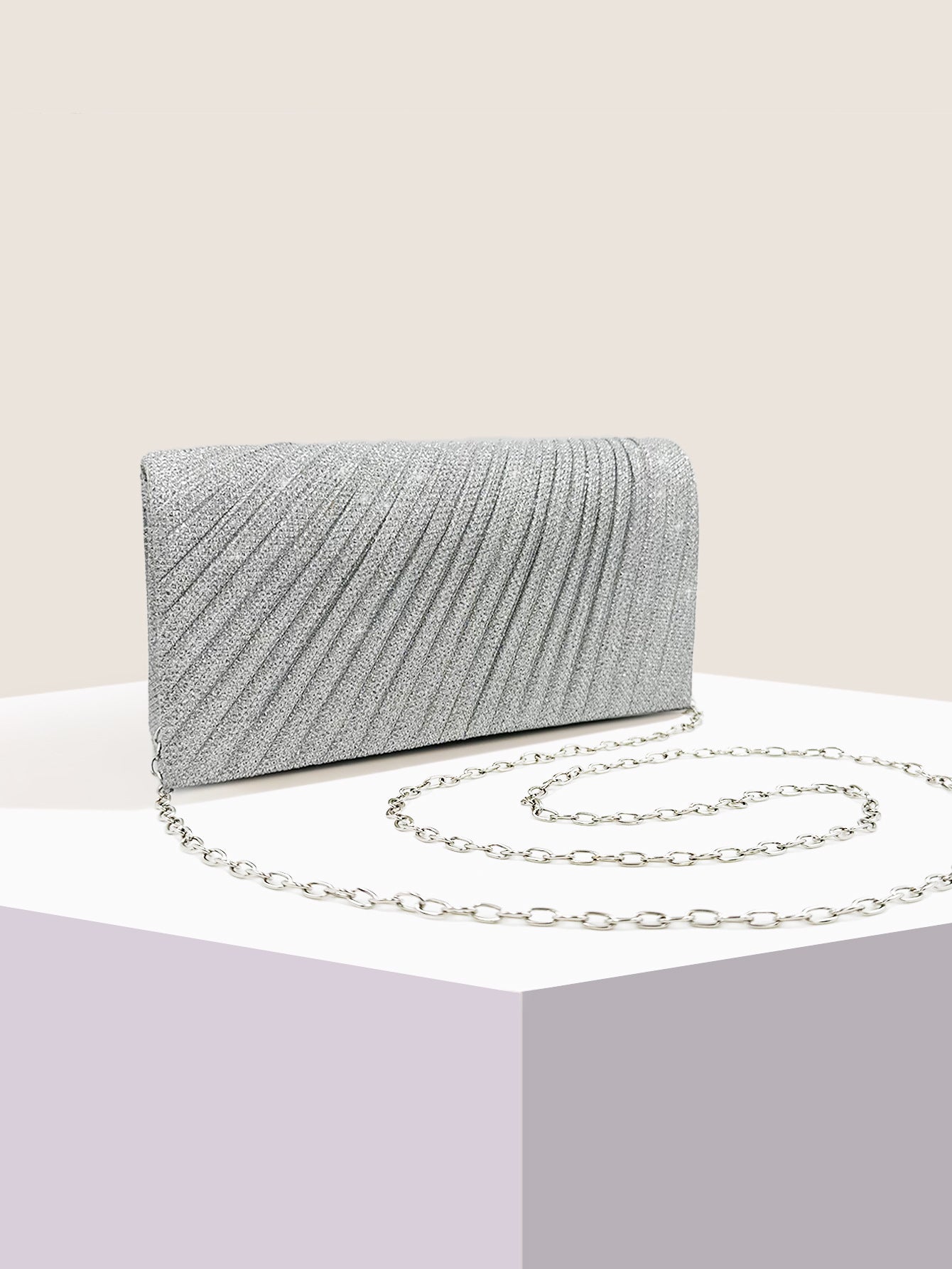 Rosalia Gefaltete Party-Clutch – Farbvariante Silber mit Tragekette