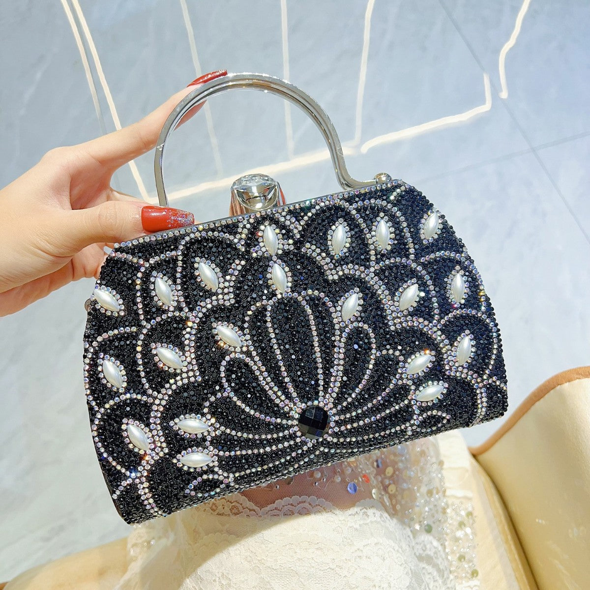 Esmeralda Strass Box-Clutch – Farbvariante Schwarz mit Silber Hardware