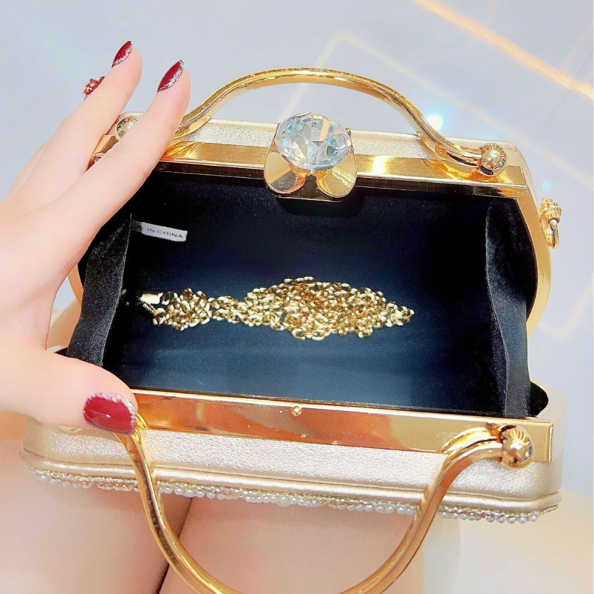 Innenansicht Esmeralda Strass Box-Clutch – Farbvariante Champagner Beige – Angeleyes & Beauty