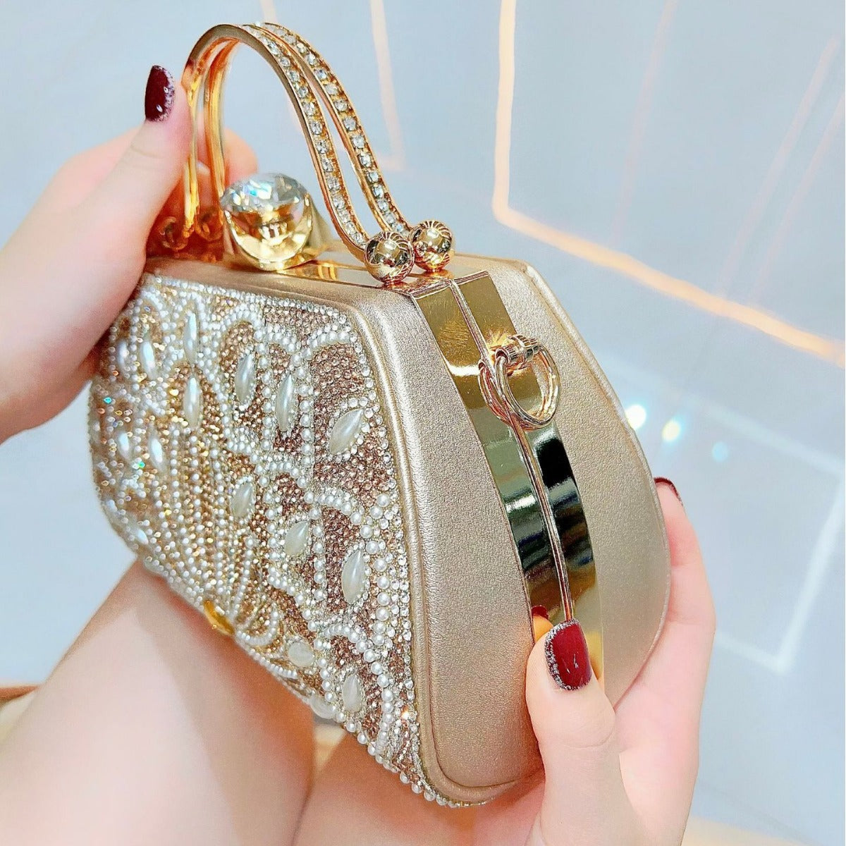 Seitenansicht Esmeralda Strass Box-Clutch – Farbvariante Champagner Beige – Angeleyes & Beauty