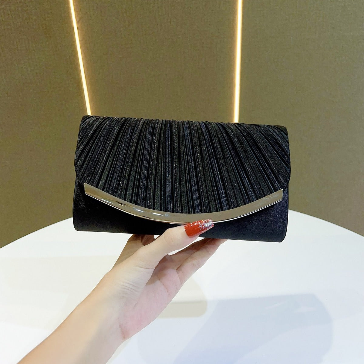 Betsy Clutch in Schwarz  – Elegante Damen-Umhängetasche mit Kette von Angeleyes & Beauty