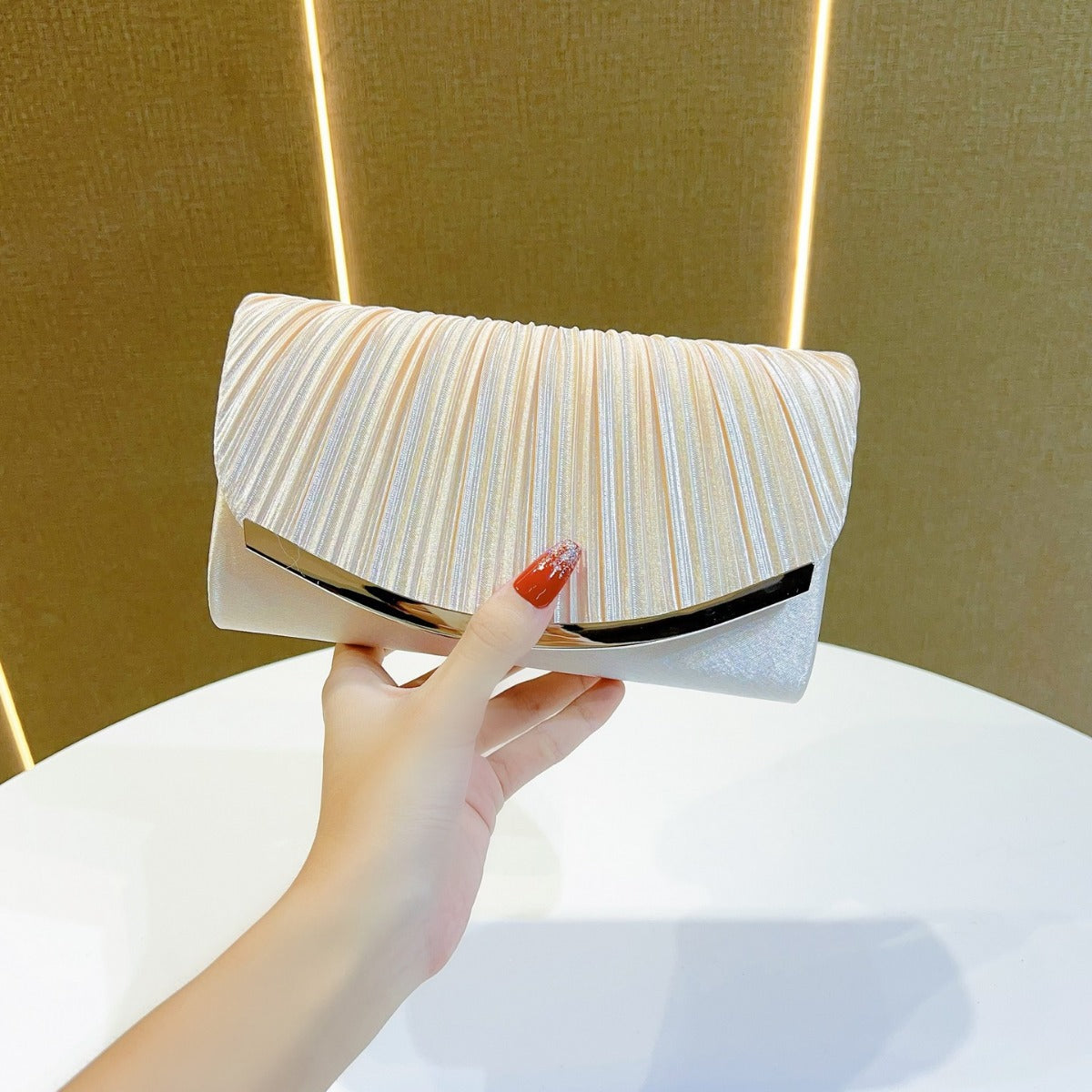 Betsy Clutch in Champagner – Elegante Damen-Umhängetasche mit Kette von Angeleyes & Beauty