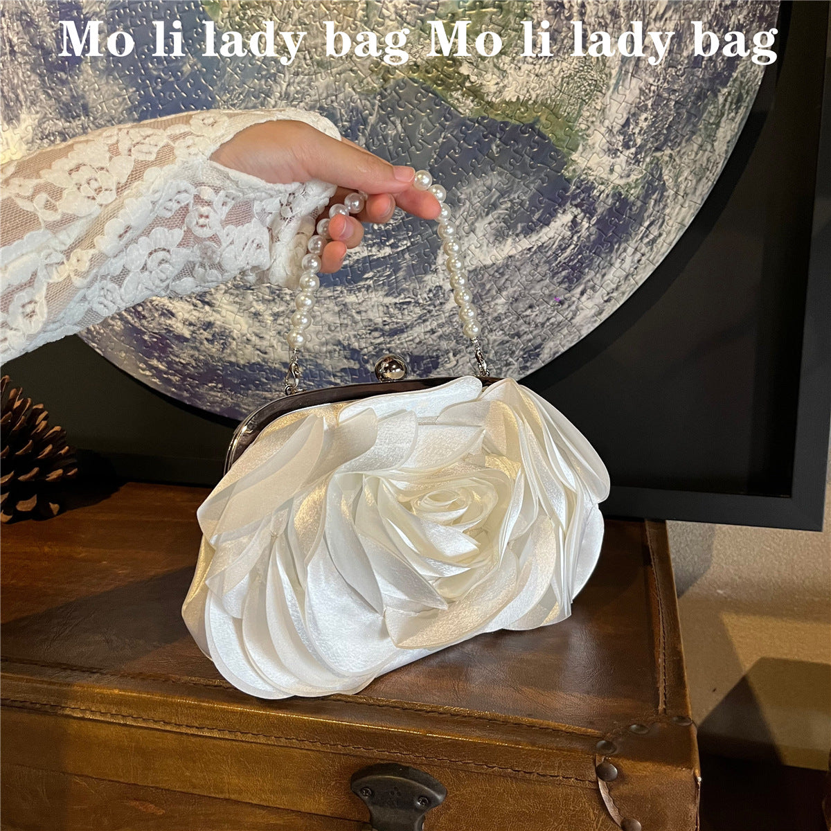 Victoria Blumen Clutch in weiss mit Blütenblätter - Blumen Optik – Hochzeit - Abendtasche mit Perlenkette von Angeleyes & Beauty