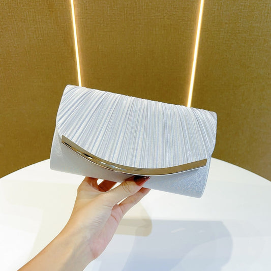 Betsy Clutch in Weiss – Elegante Damen-Umhängetasche mit Kette von Angeleyes & Beauty

