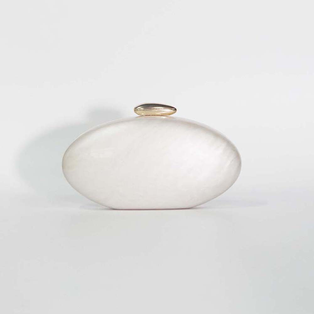 Frontansicht Luisa Elegante Muschel-Clutch aus Acryl in Perlmutt – Angeleyes & Beauty