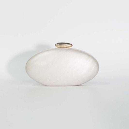 Frontansicht Luisa Elegante Muschel-Clutch aus Acryl in Perlmutt – Angeleyes & Beauty