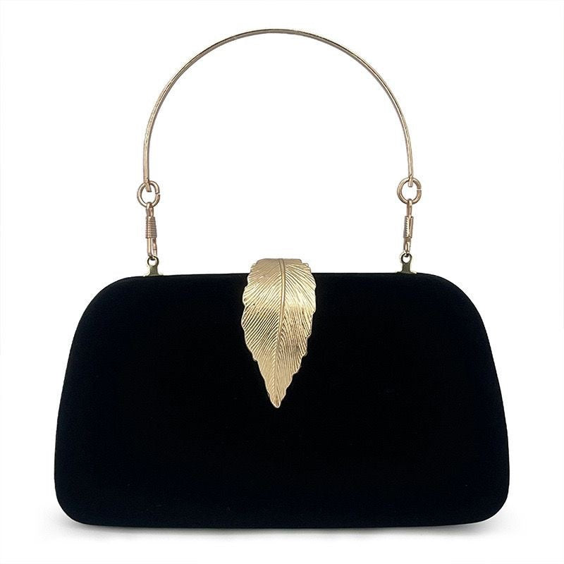 Emma Elegante Kissen-Clutch mit Griff und Hardware aus Gold – Farbvariante Schwarz
