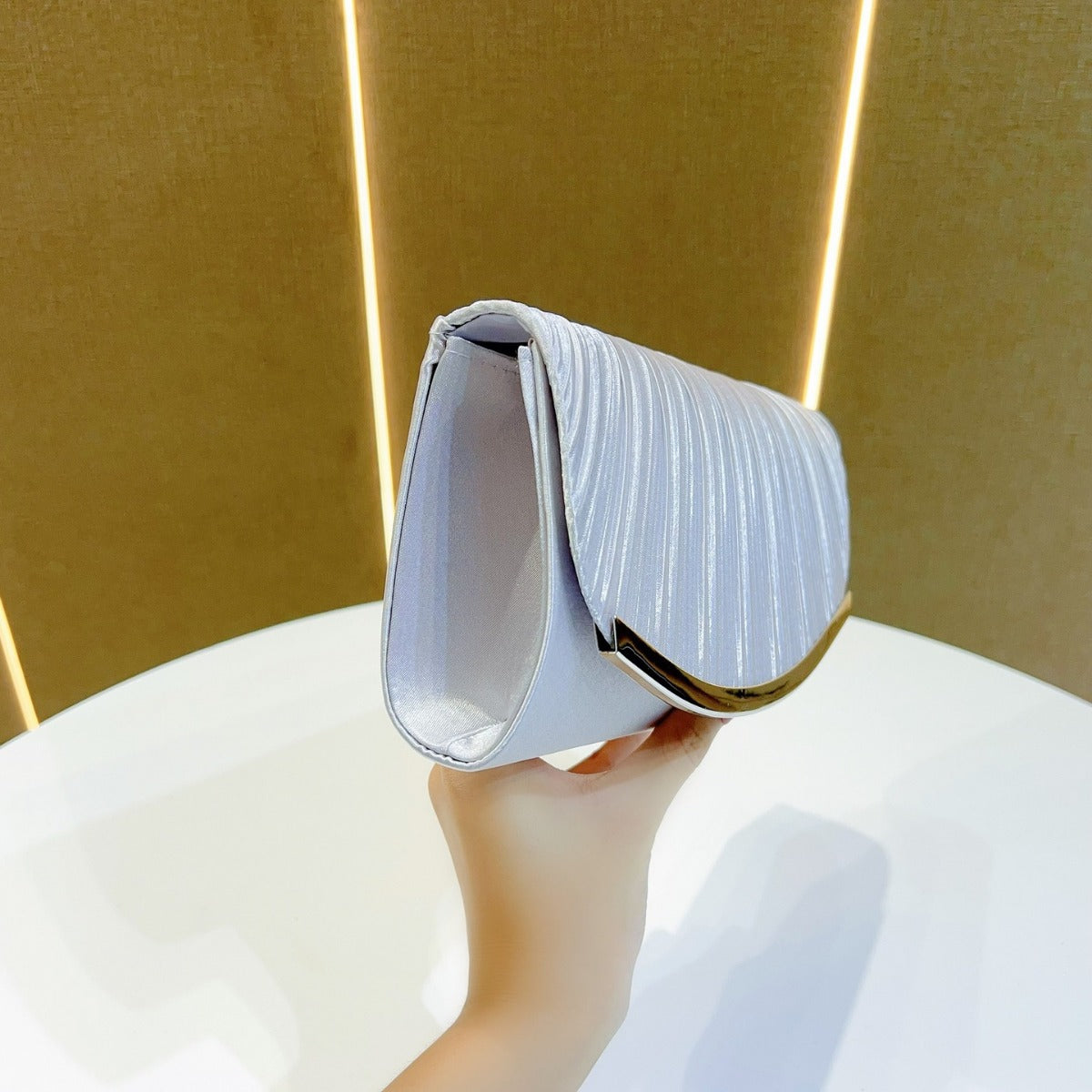 Betsy Clutch in Weiss – Elegante Damen-Umhängetasche mit Kette von Angeleyes & Beauty